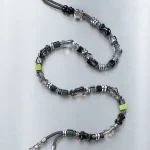 Night Mode Crossbody-Handykette, flach ausgelegt